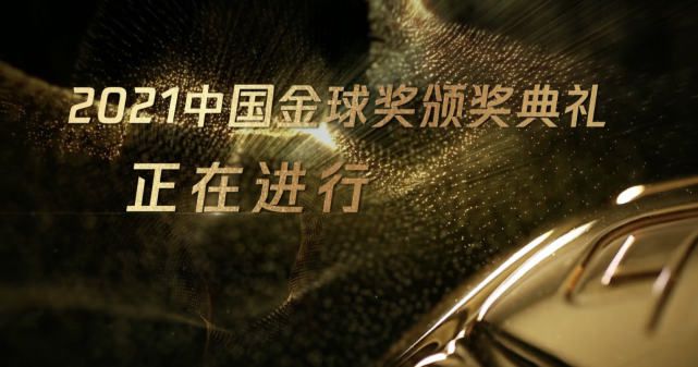 梅尔·吉布森之子米洛·吉布森主演新片《黑帮之地》(Gangster Land)首曝剧照，米洛扮演的黑帮教父阿尔·卡彭持枪表态。Timothy Woodward Jr.(《希科克》《美国暴力》)执导，设定在1920年月的芝加哥，将经由过程卡彭的二把手Machine Gun Jack McGurn的视角，来揭示卡彭带领的芝加哥黑帮的突起。McGurn曾是一位业余拳击手，后因继父被谋杀，被勾引加盟了这个黑手党组织，很快打出一片六合，介入经营了1929年的“恋人节年夜搏斗”，将疯子莫兰带领的爱尔兰帮的多名成员残暴枪杀。肖恩·法瑞斯、杰森·帕特里克、吉米·林·辛格勒、彼得·费辛利等参演，北美将于12月上映，Cinedigm负责刊行。